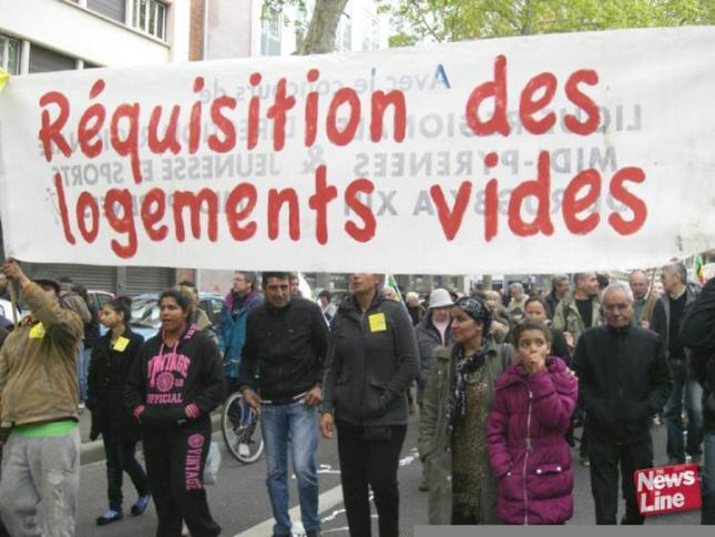 Νεολαία στη μαζική Πρωτομαγιάτικη διαδήλωση πέρυσι στην πόλη Τουλούζ. Το πανό αναφέρει «Επιτάξτε τα άδεια σπίτια».  Πηγή: http://www.wrp.org.uk/modules.php?name=gallery2&g2_itemId=10093 