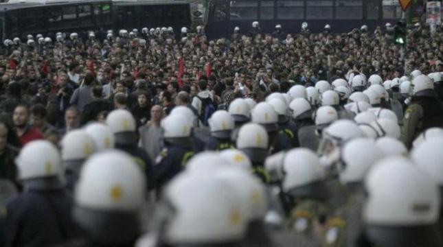 Πλατεία Συντάγματος 17/11/14: ΜΑΤ αριστερά και δεξιά στη μέση η πορεία του Πολυτεχνείου. Φωτό από left.gr