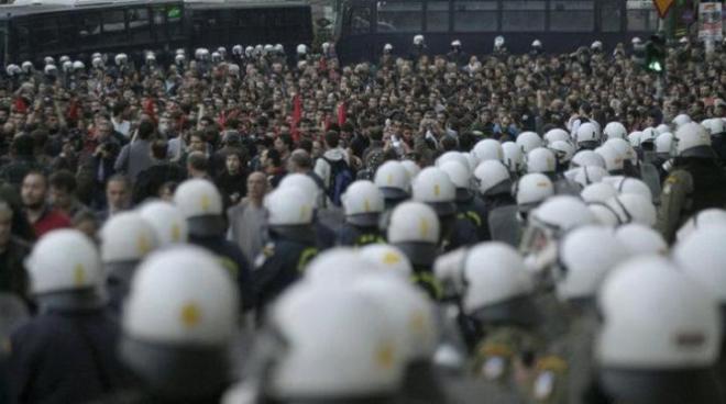 Παλτεία Συντάγματος: ΜΑΤ αριστερά και δεξιά στη μέση η οπρεία. Φωτό από left.gr