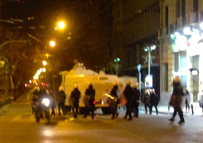 Η "αύρα" κανόνι νερού της αστυνομίας με ΜΑΤ στην Ομόνοια προς το Πολυτεχνείο.  