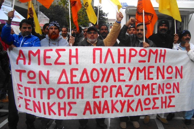 Αντιπροσωπεία εργαζομένων, κυρίως μεταναστών, από την ανακύκλωση Ασπροπύργου, στη σημερινή απεργιακή πορεία της ΑΔΕΔΥ.