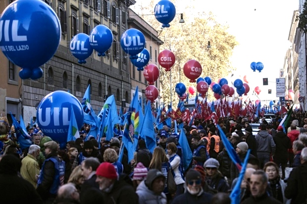 Από τη σημερινή απεργιακή κινητοποίηση των εργαζομένων στη Ρώμη. Φωτό Angelo Carconi / EPA.