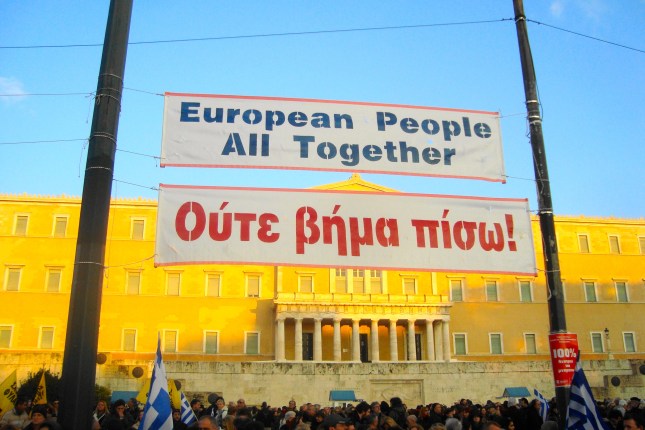 Ο ΣΥΡΙΖΑ υποχωρεί, αλλά οι εργαζόμενοι δεν κάνουν ούτε βήμα πίσω στον αγώνα ενάντια στα μνημόνια της λιτότητας. Φωτό ΕΑ.