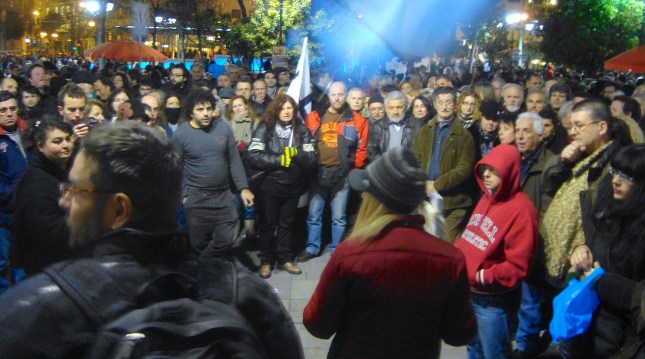 Από τη συζήτηση στη σημερινή Λαϊκή Συνέλευση στο κάτω μέρος της πλατείας Συντάγματος. Φωτό ΕΑ.