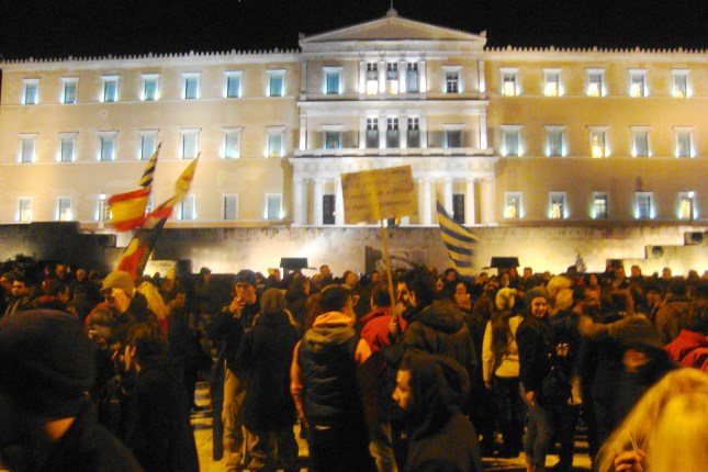 2-3 χιλιάδες εργαζόμενοι συγκεντρώθηκαν τη Δευτέρα βράδυ έξω από τη Βουλή. Φωτό ΕΑ.