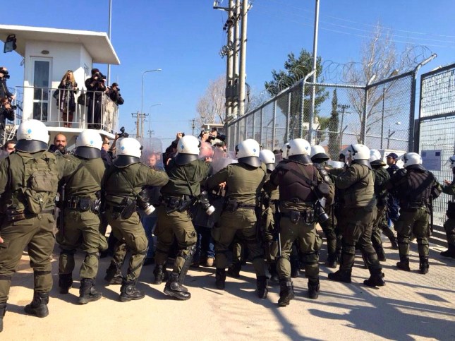 Τα ΜΑΤ του Πανούση με χημικά και γκλόμπ ενάντια στις διαδηλωτές στην Αμυγδαλέζα τον προηγούμενο μήνα.