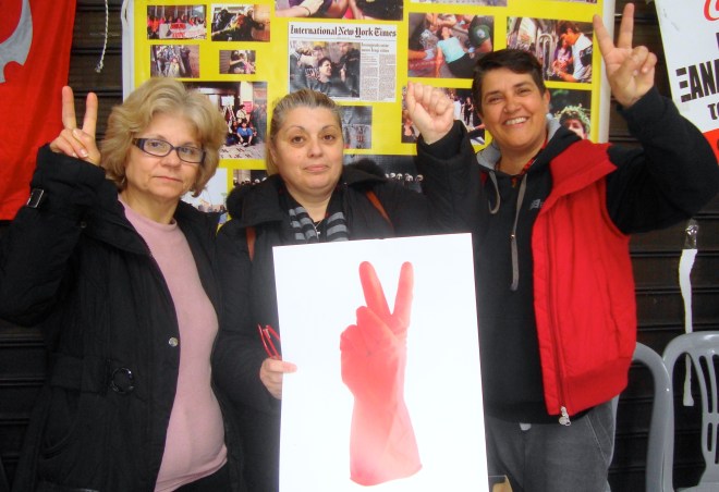 Σήμερα Τρίτη οι απολυμένες καθαρίστριες του Υπουργείου Οικονομικών συμπλήρωσαν 391 μέρες και νύχτες στο Κέντρο Αγώνα της Καρ. Σερβίας. Φωτό ΕΑ.