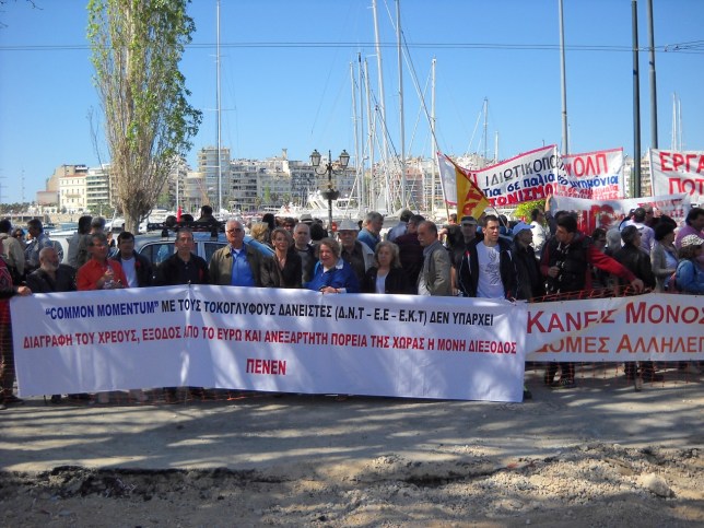 Το πανό της ΠΕΝΕΝ στην πρωτομαγιάτικη συγκέντρωση στο Πασαλιμάνι την προηγούμενη Παρασκευή. Φωτό ΠΕΝΕΝ.