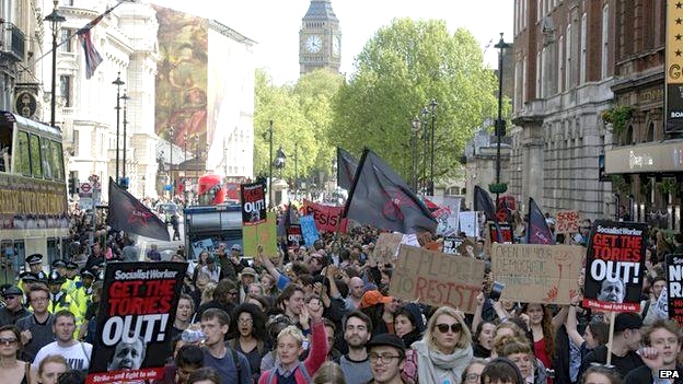 Από τη διαδήλωση ενάντια στους Τόριδες το Σάββατο απόγευμα έξω από την πρωθυπουργική κατοικία. Φωτό ΕΡΑ. 