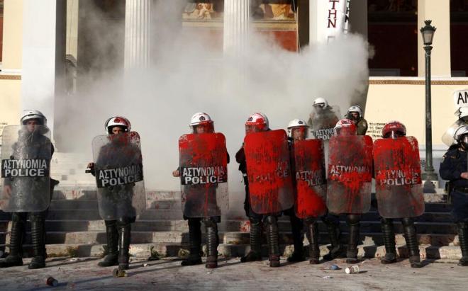 Τα ΜΑΤ των ΣΥΡΙΖΑ-Τσίπρα-Πανούση στο Πανεπιστήμιο Αθήνας. 16/4/15. Φωτό Καθημερινή.