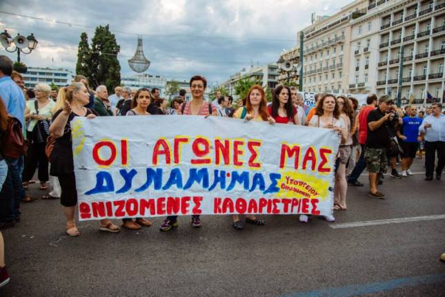Αντιπροσωπεία από τις ιαπολυμένες καθαρίστριες στο Σύνταγμα την Κυριακή. Φωτό left.gr