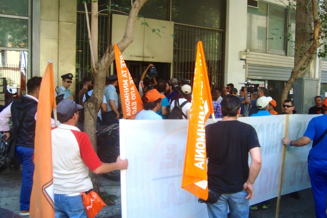 Η πορεία της ΠΟΕ-ΟΤΑ στα γραφεία της ΚΕΔΕ. Φωτό ΕΑ.