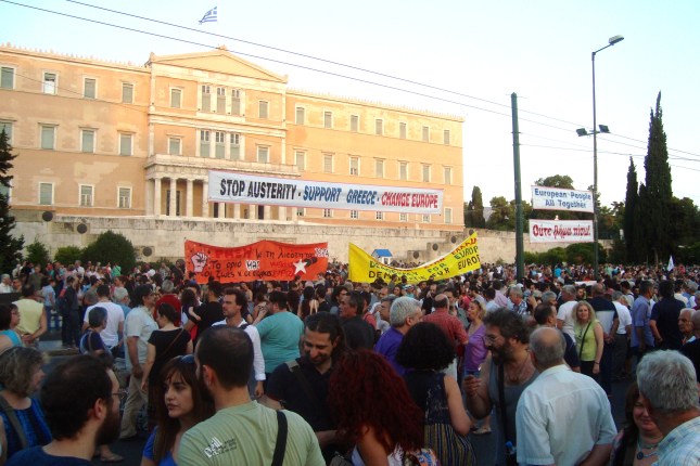 Τα κεντρικά συνθήματα στο Σύνταγμα την Τετάρτη βράδυ. Φωτό ΕΑ.