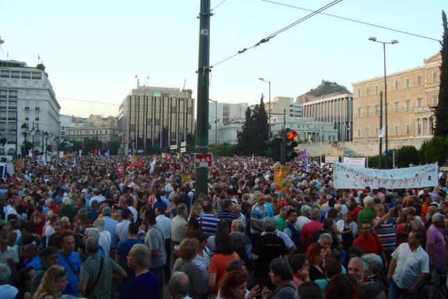 Από το συλλαλητήριο στο Σύνταγμα την Τετάρτη βράδυ ενάντια στους εκβιασμούς ΕΕ-ΔΝΤ-ΕΚΤ. Φωτό ώρα 8:45 μ.μ. ΕΑ.