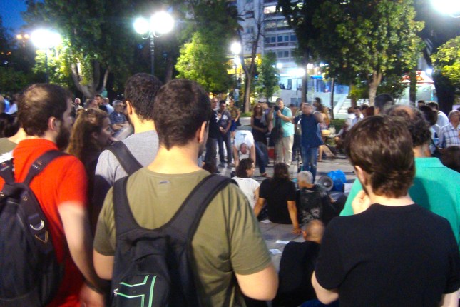 Από την ανοιχτή λαϊκή συνέλευση στο Σύνταγμα την Πέμπτη Βράδυ. Φωτό ΕΑ.