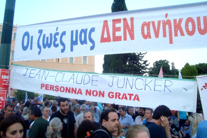 Πανό μπροστά στη Βουλή το βράδυ της Δευτέρας. Φωτό ΕΑ.