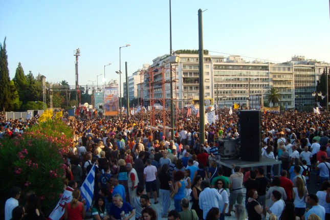 Από τη συγκέντρωση το βράδυ της Παρασκευής στο Σύνταγμα. Φωτό ΕΑ.