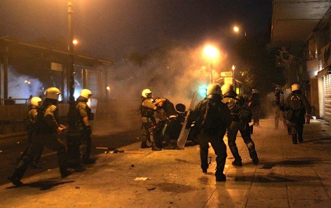 Επίθεση των ΜΑΤ σε διαδηλωτές στις 15 Ιούλη 2015. Φωτό Μάριος Λώλος.