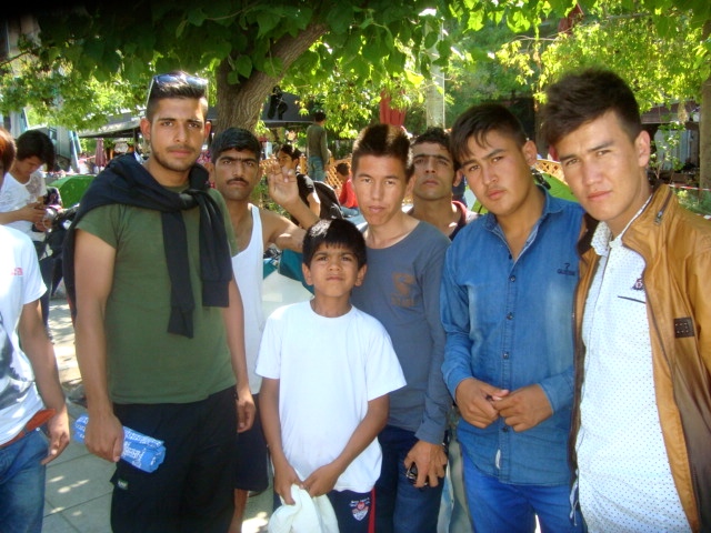 Πρόσφυγες έφηβοι στην πλατεία Βικτωρία. Φωτό ΕΑ.