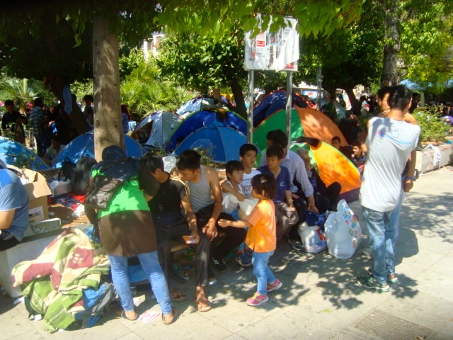 Σκηνές Αφγανών προσφύγων στην πλατεία Βικτωρίας, Αθήνα.