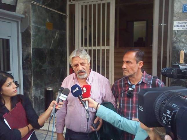 Ο Πρόεδρος ΠΟΣΠΕΡΤ Καλφαγιάννης μπροστά από το Α.Τ. Κυψέλης σήμερα το μεσημέρι. Φωτό ERTopen.com