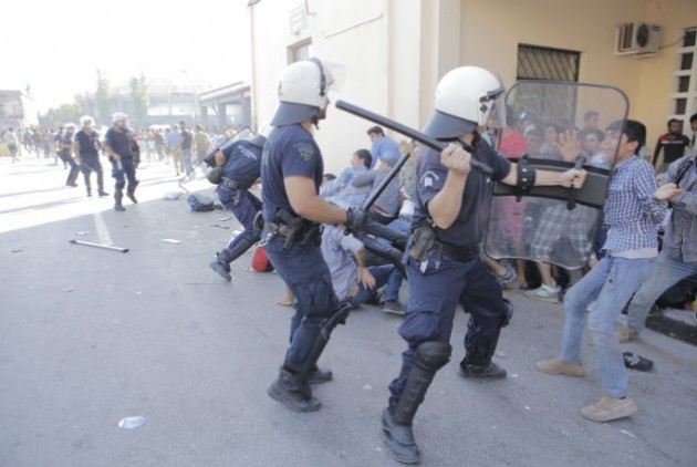 Επίθεση ΜΑΤ στους πρόσφυγες στο λιμάνι της Μυτιλήνης την Κυριακή πρωί. Φωτό Βασίλης Μαθιουδάκης - Εφημερίδα των Συντακτών.