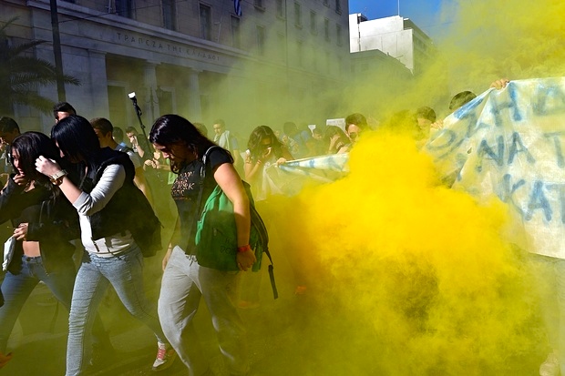 Τοξικά των ΜΑΤ ενάντια στο φοιτητικό μπλοκ. Φωτό Λουίζα Γκουλιαμάκη, The Guardian.