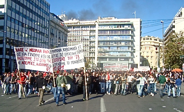 Ώρα 1΅30. Το φοιτητικό μπλοκ στην πλατεία Συντάγματος και αρχίζει η επίθεση ΜΑΤ (καπνοί). Φωτό Ε.Α.