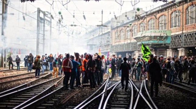 879182-blocage-st-lazare-cheminots-paris-18-05-2016-8jpg